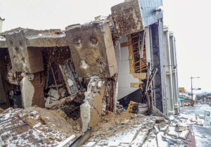 倒壊したビル（RC造、輪島市河井地区）１月６日撮影、村田晶助教提供（金沢大学）