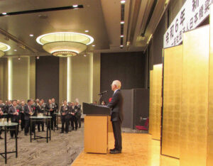 関係者約300人が参集した新年交礼会。円内は川畑会長