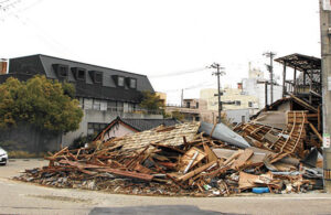 能登半島中部の七尾市では木造家屋の倒壊、マンホール隆起などが市内各地で見られる（２月２日撮影）