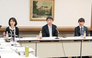 経済産業省金属課の松野課長（中央）、鈴木課長補佐（左）、松田氏（右）