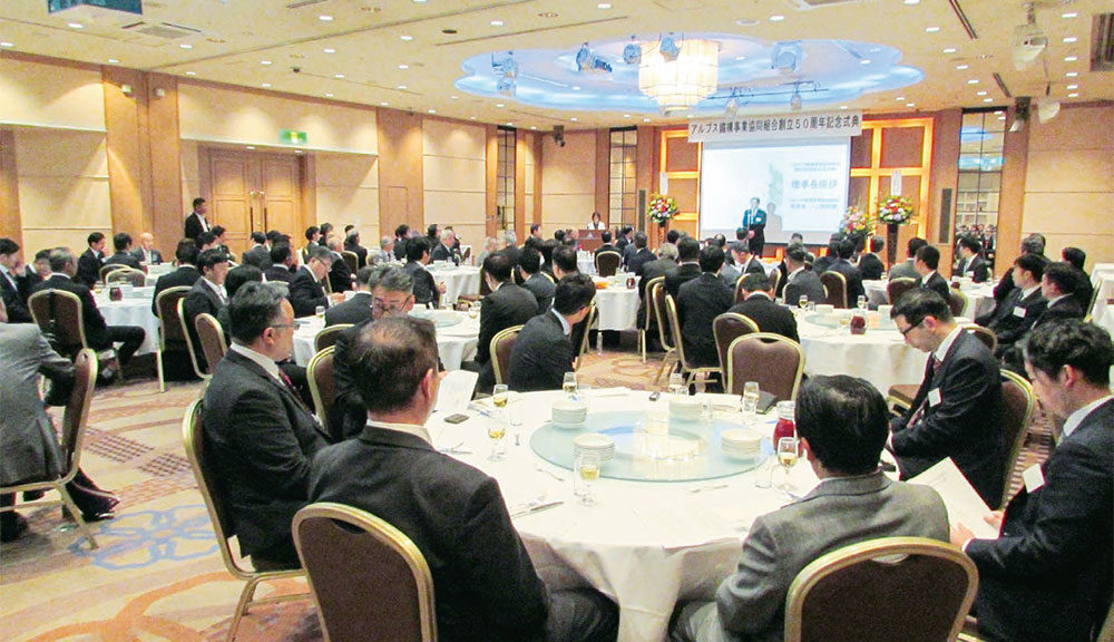 組合員、賛助会員、来賓ら約100名が出席。円内は左から一ノ瀬理事長、髙木委員長