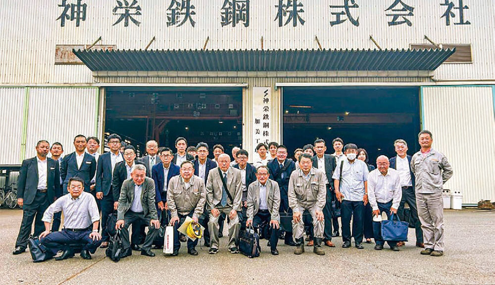 神栄鉄鋼の工場前で記念撮影