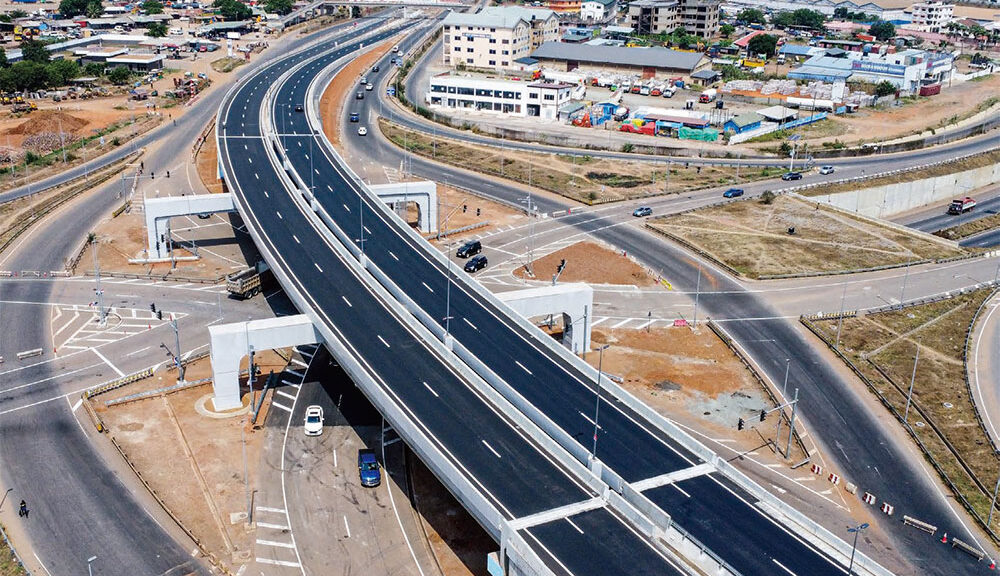 完成したテマ高架橋：「第二次テマ交差点改良計画」（ガーナ共和国テマ市）　写真提供：JFEエンジニアリング