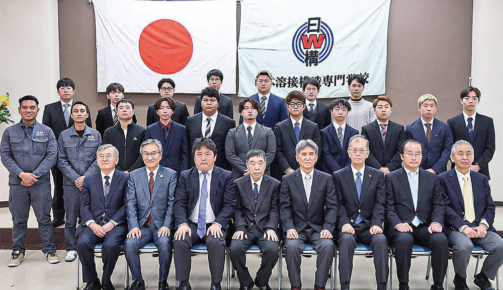 新入生と来賓、教員で記念撮影