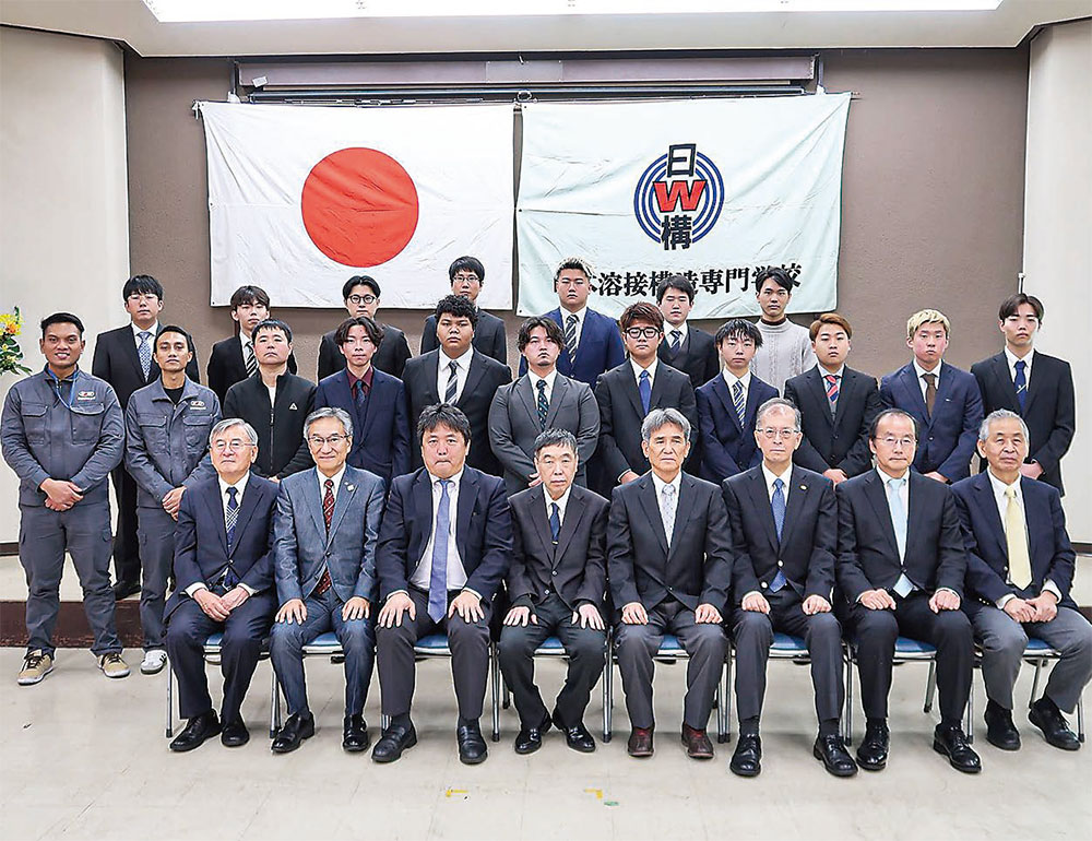新入生と来賓、教員で記念撮影