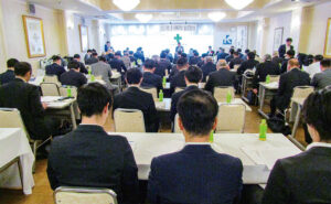 約90人が出席した会場