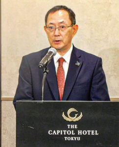 あいさつを述べる川田新会長