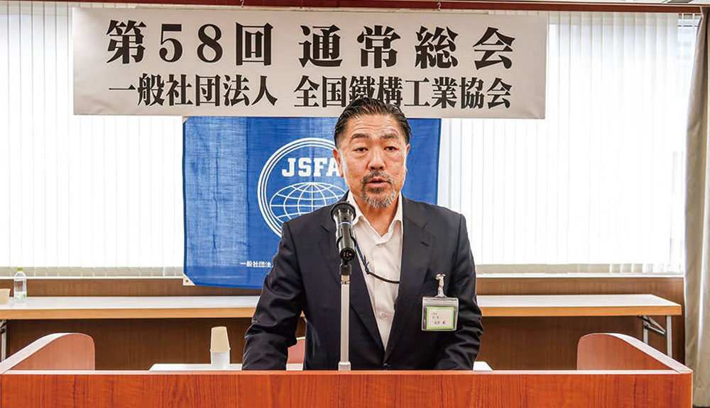 あいさつを述べる永井会長