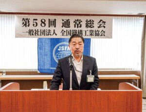 あいさつを述べる永井会長