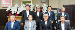 和歌山県庁を訪問して宮﨑知事(前列右2人目)へ要望書を提出