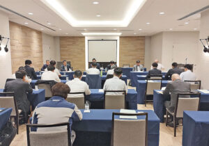 事業計画などを話し合う会員ら