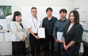 小巻・京都府議会議員、渡邉裕幸・建設交通部技監、橋本副理事長、佐野副理事長、山田惠子組合事務局長