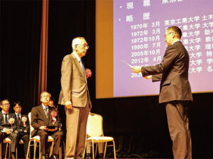伊藤學賞を受賞した三木千壽氏(左)