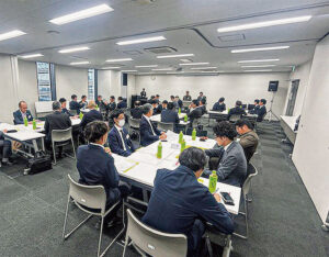 6つのグループで課題を協議