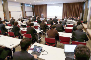 会場とウェブで約80人が参加