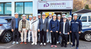 DAEIK ENG社の事務所前で記念撮影