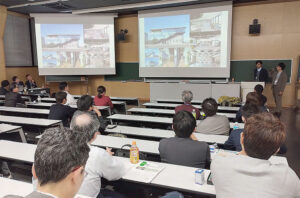 発表を聞く会員と学生