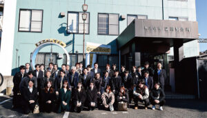 富田製作所つくば工場で記念撮影