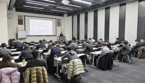 ウェブ受講含めて約50人が参集