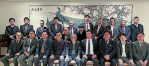 記念撮影（前列中央が今井社長）