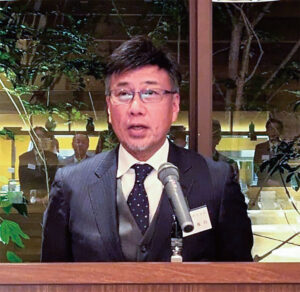 あいさつする岡村代表