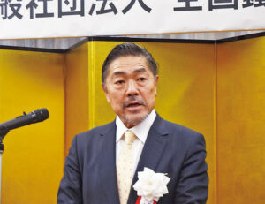 あいさつする永井会長