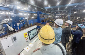 鉄骨梁自動溶接システムの稼動状況を見学