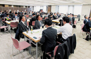 全構協理事もグループに加わり活発に討議