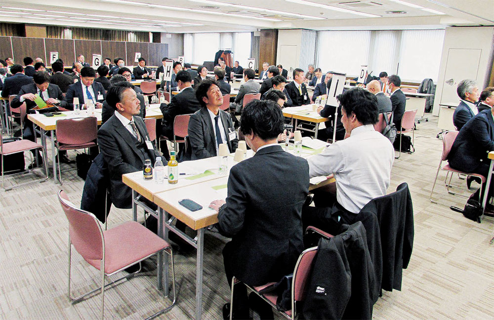 全構協理事もグループに加わり活発に討議