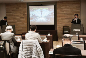 解説する戸坂部長(左)と長澤社長(右)