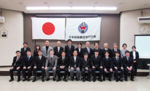 卒業生と教職員、父兄らと記念撮影