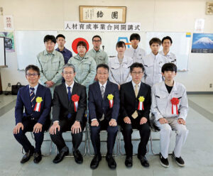 初日は新卒者を中心に３社８名が出席