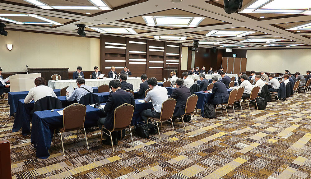 総会後は賛助会員を交えて全体協議会を開催