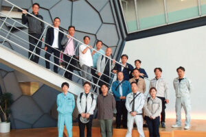 三栄建設・大正工場で記念撮影