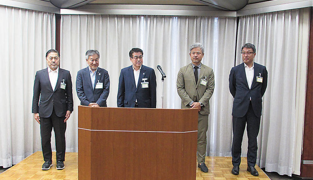 懇親会で執行部を紹介（左から永井会長、大竹副会長、板垣副会長、稲垣副会長、山田専務理事）