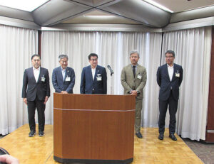 懇親会で執行部を紹介（左から永井会長、大竹副会長、板垣副会長、稲垣副会長、山田専務理事）
