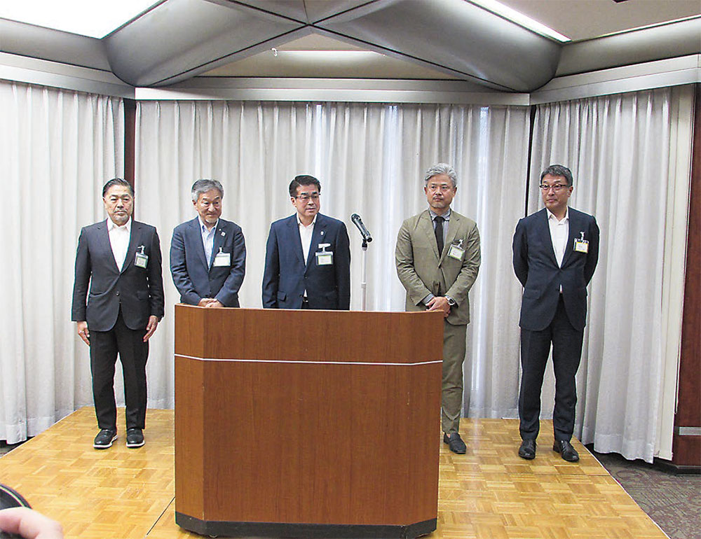 懇親会で執行部を紹介（左から永井会長、大竹副会長、板垣副会長、稲垣副会長、山田専務理事）