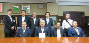 宮﨑知事（前列左２人目）に要望書を提出