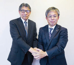 （左から）益田支部長、妹尾前支部長