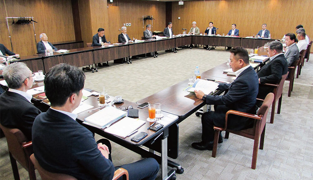 役員改選後初の理事会を開催