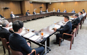 役員改選後初の理事会を開催