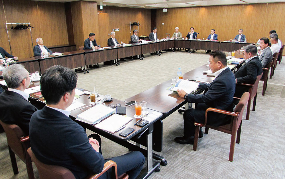 役員改選後初の理事会を開催