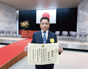 表彰状を手にする佐野勝也氏