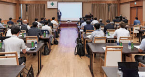 あいさつする柳沼会長