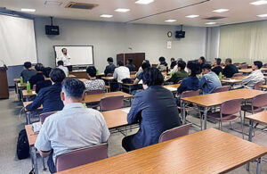 小菅社長による講義のようす