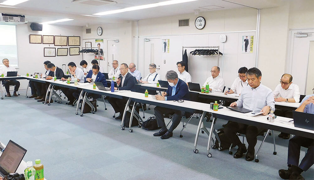川田会長と副会長、各委員会の正副委員長らが出席した意見交換会