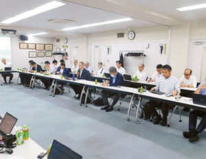 川田会長と副会長、各委員会の正副委員長らが出席した意見交換会