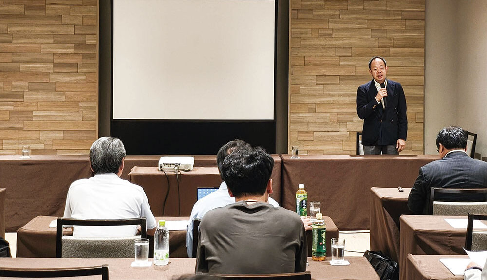 秋山委員長が主旨説明