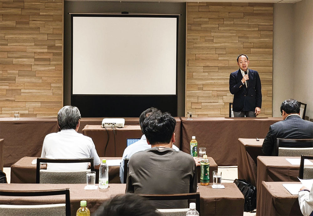 秋山委員長が主旨説明