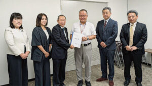 京都府に要望書を提出（中央左が山本理事長）